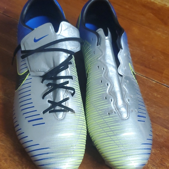 Nike Soccer shoes - Picture 2 of 9